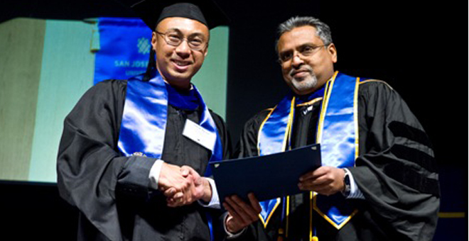 #htmlcaption12 Outstanding MBA Student: Daryl Ricasa (l), Prof. Mahesh Rajan (r)