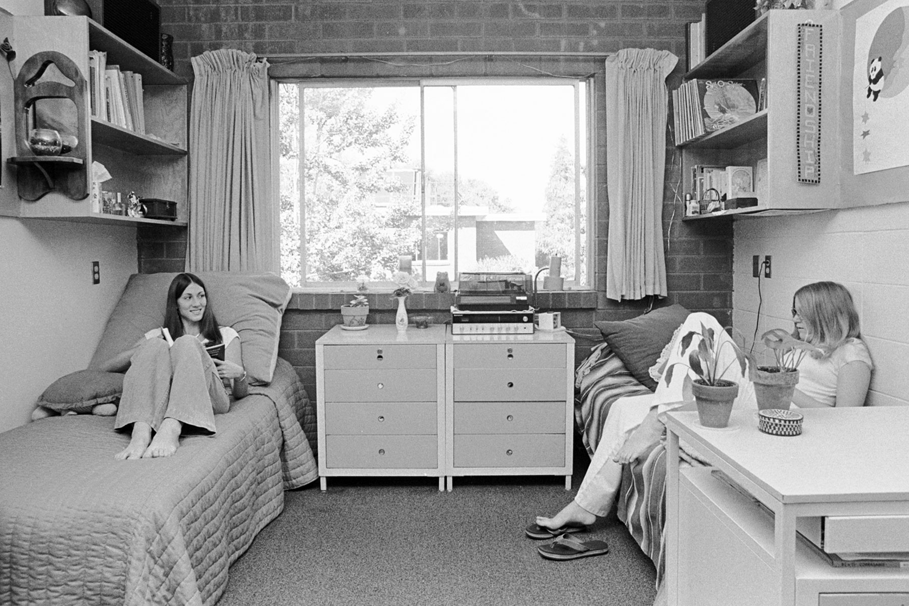 SJSU students at Washburn Hall in the 1970s.