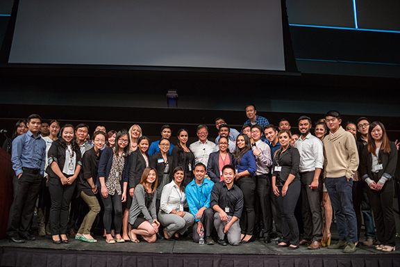 Jerry Yang with large group of SJSU students