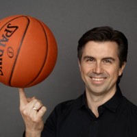 Alfonso de la Nuez with basketball